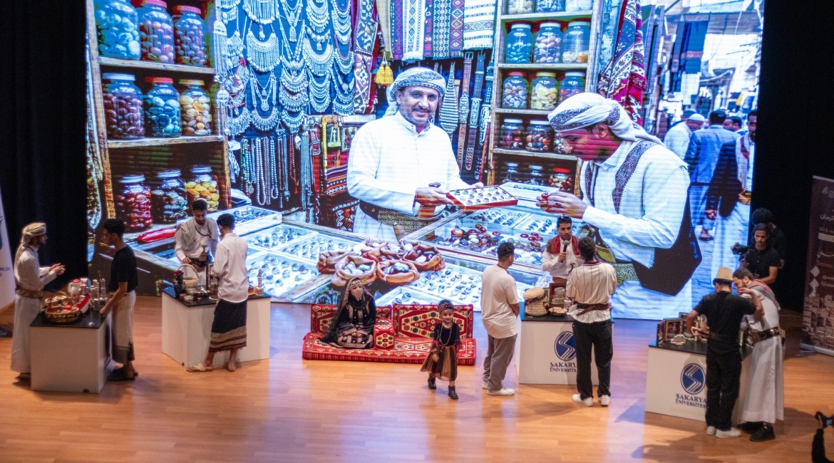مئات الزوار يشاركون في 